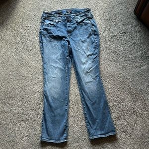 Medium washed jeans with a medium high band- stretch